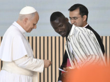 espana/madrid/20260606/lagrimas-khadry-senegales-emocionado-ante-papa-recordar-complicado-proceso-migratorio_425977