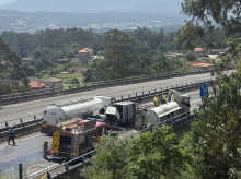 espana/galicia/20260607/reabre-ap9-12-horas-cierre-vuelco-camion-32000-litros-gasoleo_426031