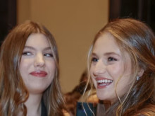 gente/20260608/imagenes-princesa-leonor-infanta-sofia-bailando-concierto-bad-bunny_426182