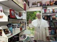 cultura/20260608/visita-leon-xiv-impulsa-ventas-libros-religiosos-feria-libro-madrid_426250