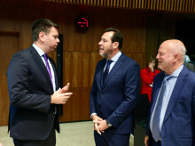 economia/20260608/puente-queja-bruselas-trenes-europeos-amagar-comprarlos-china-renfe_426494