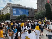 espana/cataluna/barcelona/20260609/jovenes-barcelona-salen-calle-recibir-todo-alto-leon-xiv-hagamos-mucho-ruido_426679