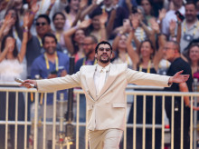 cultura/20260906/bad-bunny-completa-coleccion-premios-gana-primer-emmy-super-bowl_455772