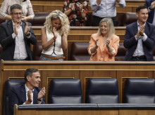 espana/20260625/sanchez-sonrie-aplaude-mismo-entre-gritos-dimision-perder-votacion-pide-someta-cuestion-confianza_432640