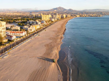 espana/comunidad-valenciana/20260729/playa-larga-alicante-casi-siete-kilometros-arena-recorrer-junto-mediterraneo_442546
