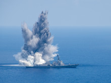 espana/defensa/20260725/nuevo-destructor-estados-unidos-sortea-cadena-explosiones-alta-mar_442638