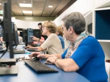 espana/galicia/20261025/mayores-74-anos-conectan-cada-vez-internet-galicia-estos-son-servicios-utilizan_473403