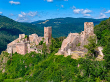 estilo-vida/viajar/20260727/bonito-pueblo-francia-tres-castillos-medievales-rodeado-vinedos_443272
