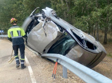 espana/castilla-y-leon/20260725/bomberos-encuentran-coche-siniestrado-ocupantes-carretera-secundaria-zamora_443587