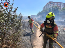 espana/comunidad-valenciana/20260725/muere-hombre-otras-cinco-personas-resultan-heridas-incendio-forestal-declarado-manises-valencia_443668