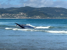 espana/galicia/20260727/aparece-ballena-playa-coruna-tiene-remolcada-mar-adentro_444040