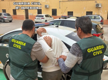 espana/andalucia/20260728/roba-cartera-hombre-dia-siguiente-intenta-agredir-botella-rota-roquetas-almeria_444328