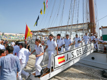 espana/defensa/armada/20260731/crucero-instruccionjuan-sebastian-elcano-recibido-entre-abrazos-alegria-llegada-cadiz_445771