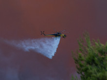internacional/20260802/dos-helicopteros-chocan-mientras-combatian-incendio-grecia_446152