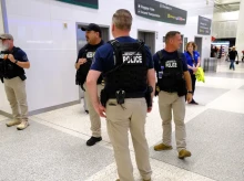 internacional/20260804/trump-multiplica-detenciones-inmigrantes-aeropuertos-eeuu-hasta-40-arrestos-diarios_446531