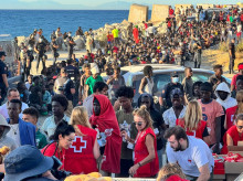 espana/20260804/2000-inmigrantes-permanecen-playa-trampolin-ceuta-mientras-cruz-roja-inicia-reparto-alimentos_446576