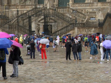 espana/galicia/20260804/peregrinos-llenan-santiago-agradeciendo-fresquito-hoy-dia-perfecto-lluvia_446782