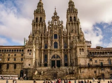 espana/galicia/20261001/acampada-vivienda-ocupa-plaza-obradoiro-espacio-protegido-camino-santiago_464827