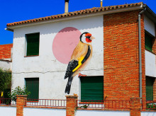 espana/cataluna/lerida/20260810/museo-aire-libre-pueblo-lerida-donde-50-pajaros-gigantes-reciben-visitante_447776