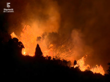 espana/comunidad-valenciana/20260808/interior-castellon-amanece-tres-incendios-activos-desalojos-confinamientos-llegada-ume_447872