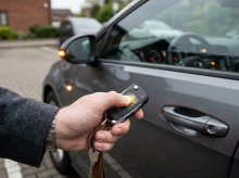motor/20260812/descubre-pasa-mantienes-pulsado-cinco-segundos-boton-abrir-cerraduras-llave-coche_448599