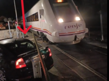 motor/20260814/maquinista-tren-tiene-salir-cabina-pedirle-coche-aparte-deje-pasar-tren_449152