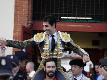 cultura/20260813/alvaro-lorenzo-aprovecha-nobleza-toros-quinta-salir-hombros_449257