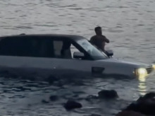 espana/baleares/20260815/locura-verano-ibiza-coches-dentro-mar-ante-falta-aparcamiento-isla_449297