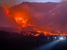 sociedad/sociedad-medio-ambiente/20260814/aeropuerto-catania-sicilia-cierra-hasta-sabado-erupcion-etna-plena-temporada-alta-vacaciones_449331