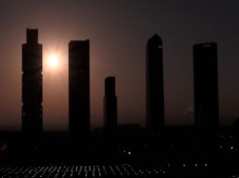 espana/madrid/20260815/fascinantes-imagenes-evolucion-eclipse-total-sobre-cuatro-torres-madrid_449652