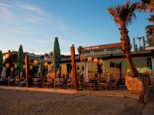 espana/cataluna/barcelona/20260817/chollo-chiringuito-playa-barcelona-vaso-lleno-colillas-cambio-cerveza-gratis_449872