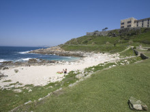 espana/galicia/20260818/playa-pequena-galicia-mide-menos-piscina-esta-primer-pueblo-europa-supo-america_449945