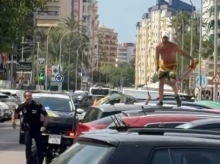 espana/comunidad-valenciana/20260817/gorrilla-roba-coche-policia-local-gandia-huye-saltos-entre-coches_450078