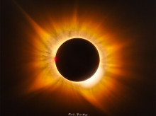ciencia/20260818/nasa-destaca-color-dorado-mostro-corona-solar-durante-eclipse-solar-total-observado-espana_450251