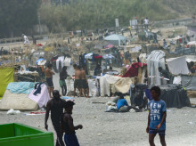 espana/20260820/gobierno-desaloja-inmigrantes-playa-trampolin-habilita-1800-plazas_450806