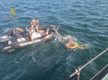 espana/galicia/20260819/rescate-limite-arosa-caen-mar-desde-banana-chaleco-zona-intenso-trafico-maritimo_450623