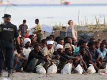 espana/20260820/gobierno-desaloja-inmigrantes-playa-trampolin-habilita-1800-plazas_450806