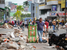 sociedad/sociedad-medio-ambiente/20260820/ascienden-319-muertos-terremoto-magnitud-74-sacudio-colombia_450813