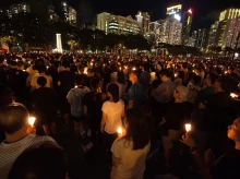 internacional/20260821/hong-kong-condena-subversion-dos-activistas-organizar-vigilias-tiananmen_451083