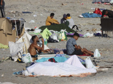 espana/20260822/300-inmigrantes-agolpan-ante-centro-plazas-ceuta-tres-semanas-despues-avalancha_451451