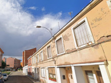 espana/castilla-y-leon/20260823/guardia-civil-investiga-hallazgo-dos-cadaveres-plena-calle-veguellina-orbigo-leon_451562
