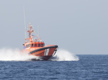 espana/andalucia/cadiz/20260825/rescatan-dos-inmigrantes-magrebies-trataban-alcanzar-costa-cadiz-tabla-padel-surf_451971