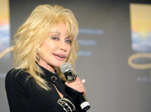 cultura/20260826/trump-ordena-banderas-eeuu-ondeen-media-asta-durante-semana-honor-dolly-parton_452379
