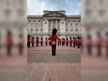 gente/20260827/palacio-buckingham-rinde-homenaje-dolly-parton-cambio-guardia_452664