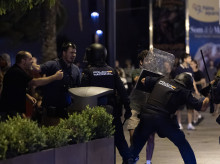 espana/baleares/20260827/botellas-latas-piedras-hasta-palo-bandera-contra-policias-disturbios-palma_452744