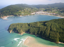 espana/galicia/20260828/rincon-galicia-percebes-fama-mundial-playa-arena-negra-acantilados-600-metros_449997