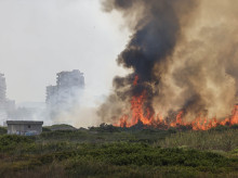espana/comunidad-valenciana/20260828/diez-medios-aereos-tratan-frenar-llamas-antes-cambio-viento-incendio-saler_452974