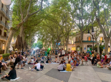 espana/baleares/20260831/sopar-fresca-sentados-suelo-encima-30-grados-ultima-cena-protestar-contra-turismo_453445