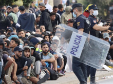 espana/20260831/policia-carga-dispara-pelotas-goma-evitar-avalanchas-inmigrantes-asentamiento-ceuta_453727