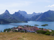 estilo-vida/viajar/20260902/pueblo-rodeado-montanas-embalses-espectaculares-espana_454231